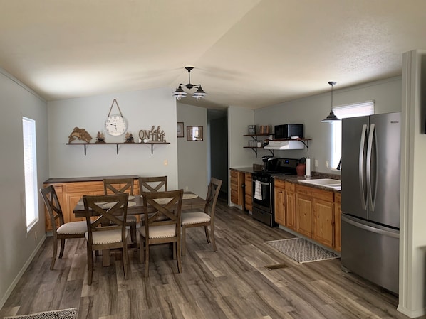 Kjøleskap, mikrobølgeovn, ovn og kokeplater