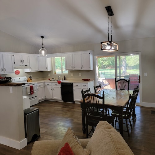 Cute, pet-friendly home in quiet neighborhood. Close to state parks & downtown.