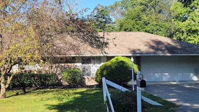 Cute, pet-friendly home in quiet neighborhood. Close to state parks & downtown.