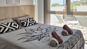 A hotel room with a bed, pillows, and a view of the outside. - Cozy apartment in Finestrat with WiFi (Finestrat)