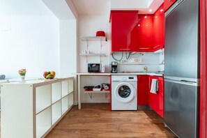 冷蔵庫、電子レンジ、食器洗い機、コーヒー / ティーメーカー