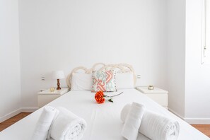 アイロン / アイロン台、WiFi (無料)、ベッドシーツ