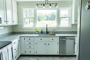 Microondas, horno, placa de cocina, lavavajillas