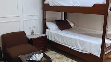 2 habitaciones, tabla de planchar con plancha, wifi y ropa de cama