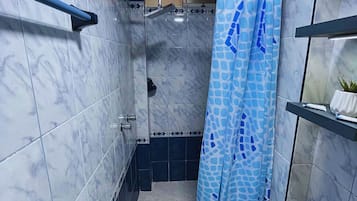 SĂšche-cheveux, serviettes fournies, savon, papier toilette