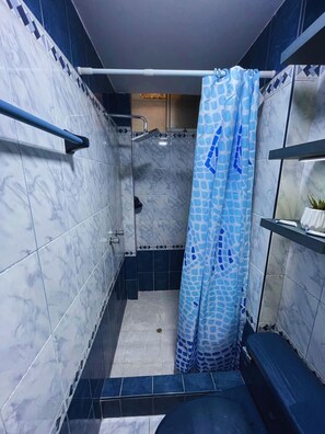 Een haardroger, handdoeken, zeep, toiletpapier