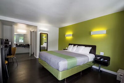 Accessible King Room near Downtown Monterey