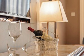 A wicker basket containing a bottle and a wine glass on a table. - Xingchen Hangdu International Hotel (Chengdu)