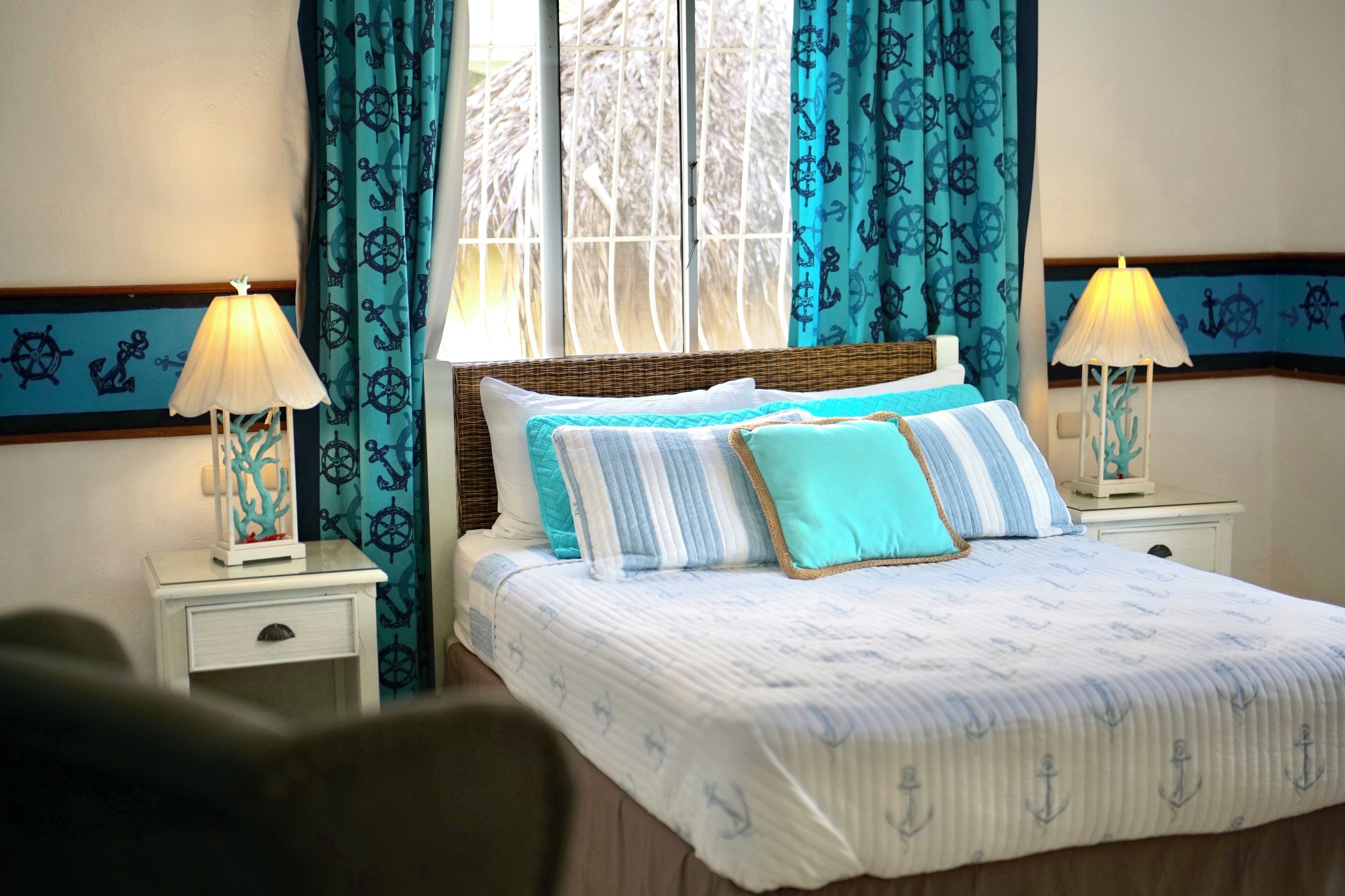 4 多间卧室、客房内保险箱、办公桌、熨斗/熨衣板