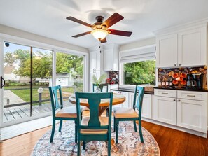 Dining - 4 Bedroom Pool & Hot Tub Home Near Cleveland (Euclid)