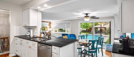 Réfrigérateur, micro-ondes, four, plaque de cuisson