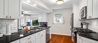 4 Bedroom Pool & Hot Tub Home Near Cleveland