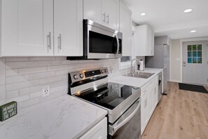 Fridge, microwave, oven, stovetop - Sandyside: Golden Leaves, Starry Nights – Your Fall Getaway Awaits! (Gowen)