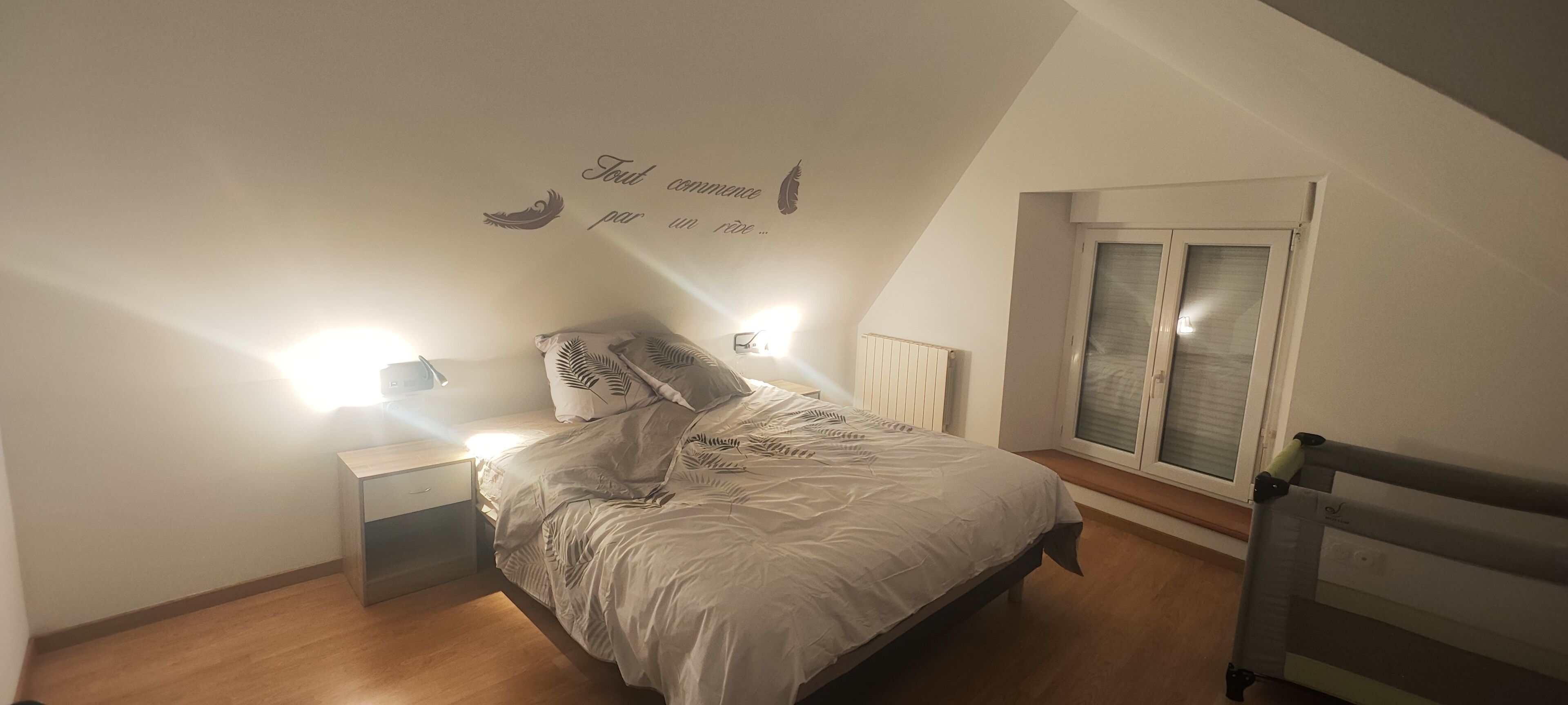 2 dormitorios, tabla de planchar con plancha, cuna de viaje