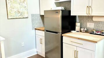 Réfrigérateur, micro-ondes, plaque de cuisson, cafetiÚre/bouilloire