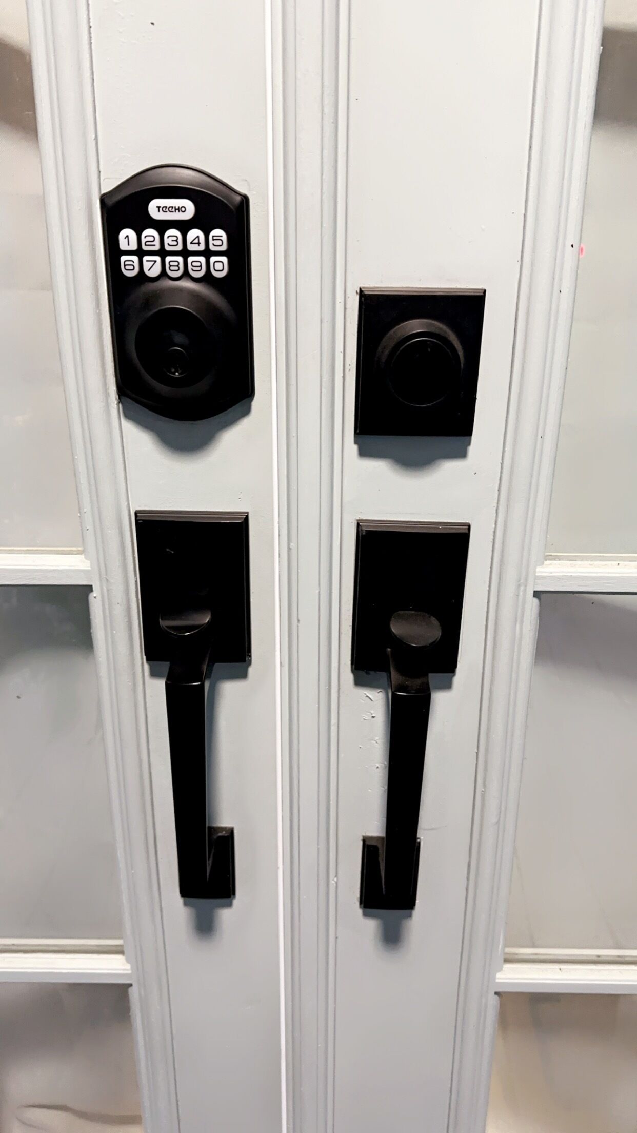 Une porte dotée d’un clavier pour le verrouillage et de deux trous de serrure.