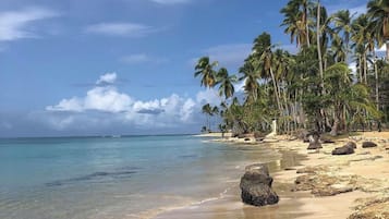 Espreguiçadeiras, toalhas de praia