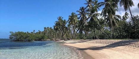 沙滩椅、沙滩毛巾