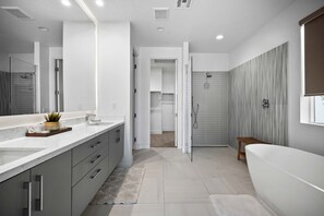 Een douche, een haardroger, handdoeken, shampoo