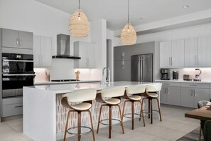 Fridge, microwave, oven, stovetop - 0.8 mi from Tennis Garden| Corn hole| Pool Access (Indian Wells)