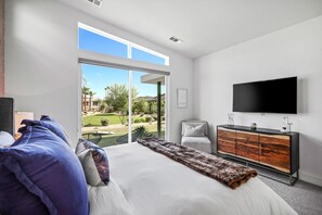 4 bedrooms, iron/ironing board, WiFi, bed sheets - 0.8 mi from Tennis Garden| Corn hole| Pool Access (Indian Wells)