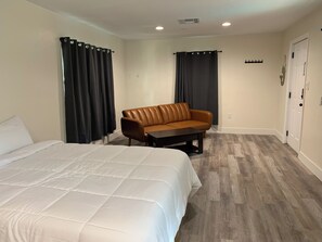 1 bedroom, desk, WiFi, bed sheets - Charming studio in delightful High Springs with AC, WiFi (High Springs)