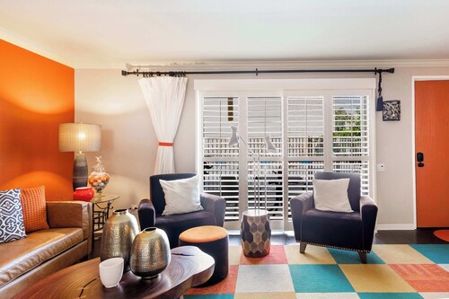 Sunkist at 411 | Walking Distance to Downtown PS!