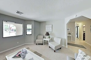 TV, offices - Luxe Retreat | Backyard Oasis (Palm Springs)