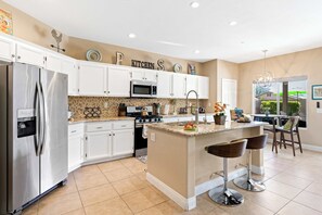 Fridge, microwave, oven, stovetop - Stunning 5 Star Oasis- Long Stays (Palm Springs)