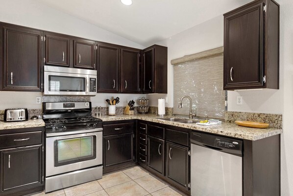 冷蔵庫、電子レンジ、オーブン、コンロ