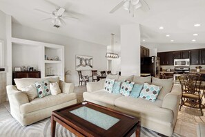 テレビ、暖炉、書斎 / ワークスペース