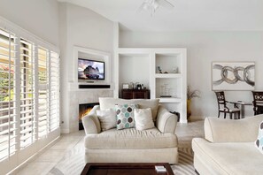 テレビ、暖炉、書斎 / ワークスペース