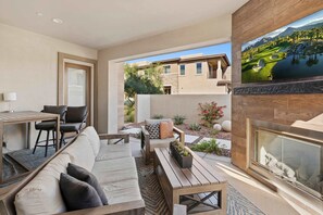 TV, fireplace - Snowbird Paradise – 3 BDR w/ Resort Amenities! (Palm Desert)