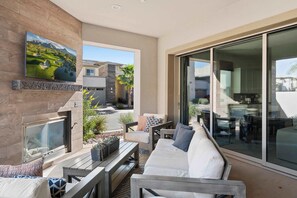 Televisie en een open haard