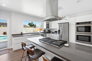 Refrigerador, microondas, horno y parrilla de estufa