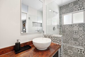 Shower, hair dryer, towels, shampoo - Modern Palm Springs Pool Home Near Downtown Sleeps 8 (Palm Springs)