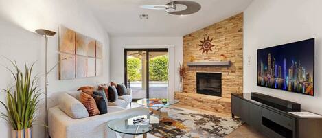 Televisión, chimenea y estéreo