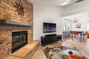 Fernseher, Kamin, Stereoanlage