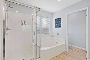 Een douche, een haardroger, handdoeken, shampoo