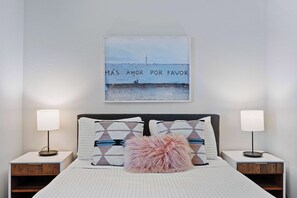 5 slaapkamers, een bureau, een strijkplank/strijkijzer, wifi