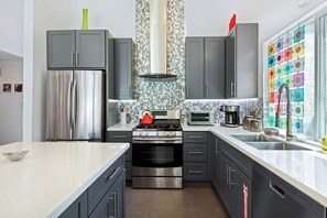 Fridge, microwave, oven, stovetop - Demuth Park Desert Oasis | Pool| Tiki Room (Palm Springs)