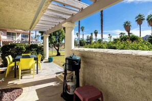 Outdoor dining - Palm Springs 2BR Mountain View Pool Home (Palm Springs)