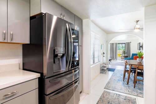 Palm Springs 2BR Mountain View Pool Home