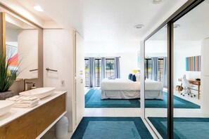 2 bedrooms, desk, iron/ironing board, WiFi