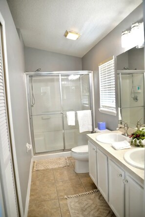 Shower, hair dryer, towels, soap - Casa El Paraiso pool house w/ 5 bedrooms.

 (Davenport)