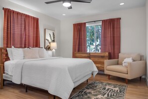 3 bedrooms, iron/ironing board, WiFi, bed sheets - Charming 3-bedroom house with AC and WiFi near Down Town San Diego (National City)