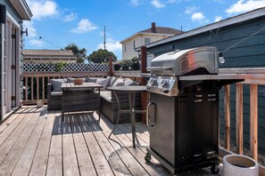 Outdoor dining - Charming 3-bedroom house with AC and WiFi near Down Town San Diego (National City)
