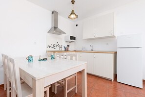Micro-ondas, fogão, cooktop, cafeteira/chaleira