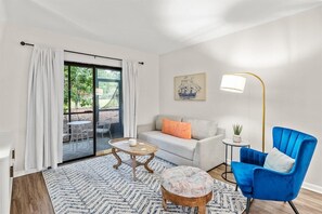 TV - Newly Renovated 2bd/2ba Condo *Pool* 30+ Day Stays (Savannah)