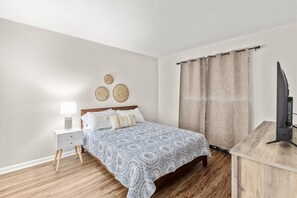 2 bedrooms, free WiFi, bed sheets - Newly Renovated 2bd/2ba Condo *Pool* 30+ Day Stays (Savannah)